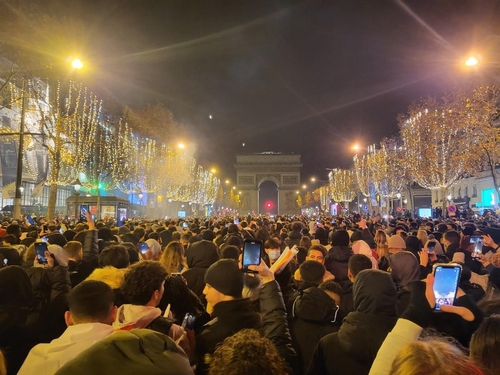 2022 월드컵 결승전을 보기 위해 샹젤리제 거리에 모인 사람들