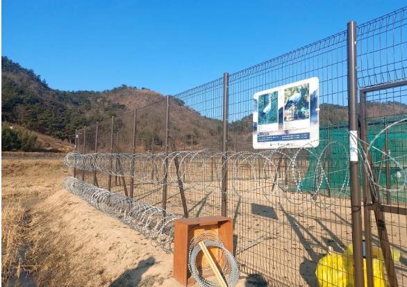 김해시 봉하뜰 황새 방사장 이중 울타리 등 차단시설.