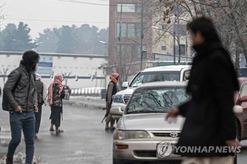 11일 아프간 카불 외교부 청사 인근 자폭테러 현장에서 경계 활동 중인 탈레반