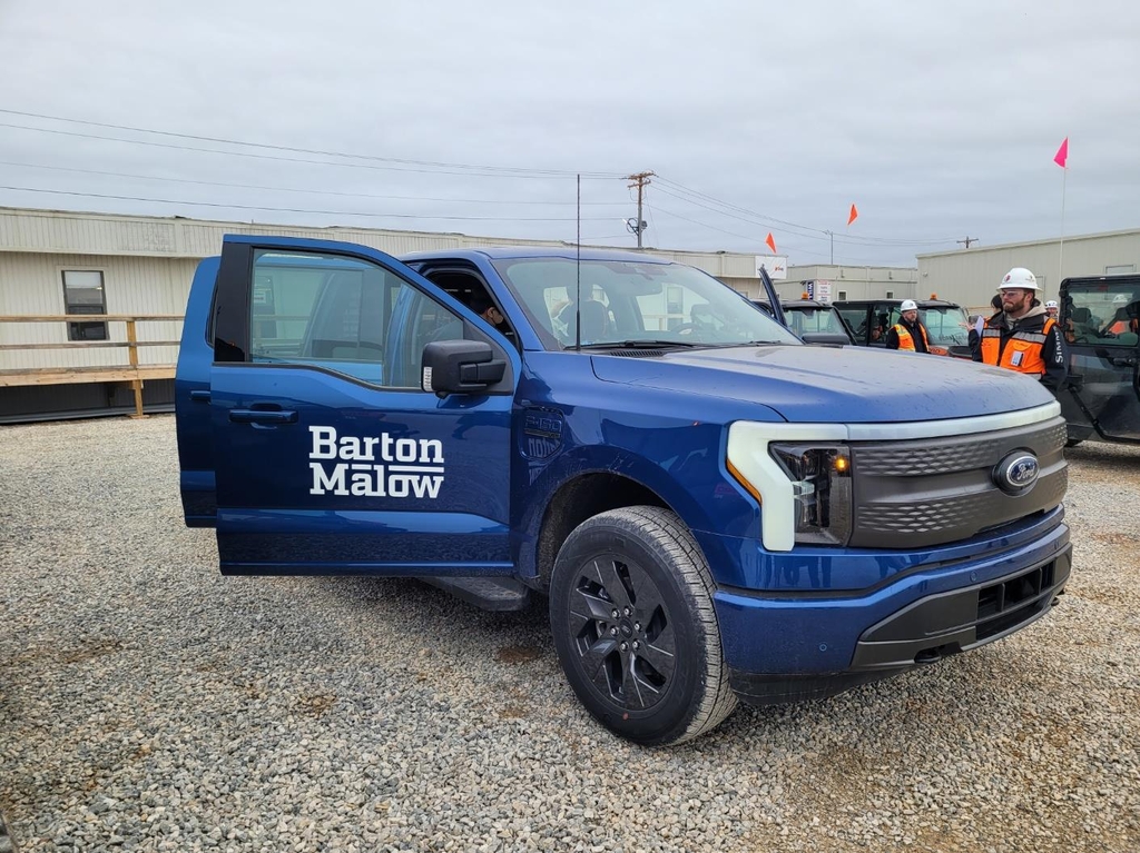 블루오벌SK에 세워진 F-150 라이트닝