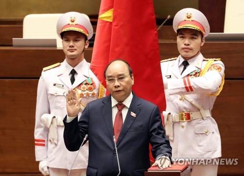 재작년 취임 선서를 하고 있는 응우옌 쑤언 푹 베트남 국가주석