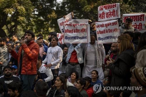 19일 인도 뉴델리에서 '미투' 관련 시위를 벌이는 레슬링 선수들.