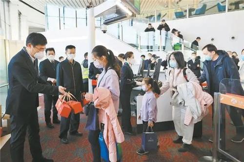 운항 재개한 베이징 다싱국제공항에서 홍콩 가는 승객들 
