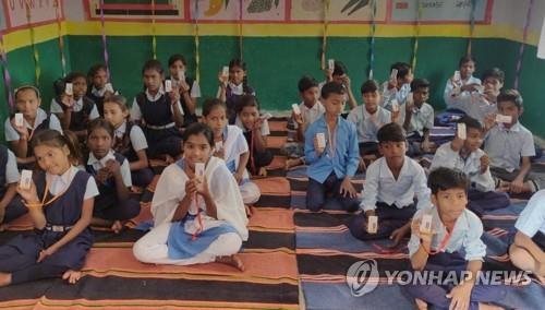 '클래스 사띠'를 이루는 학생용 단말기 '클리커'를 들고 수업 중인 인도 마드햐 프라데시주 공립학교 학생들. [제공 사진]
