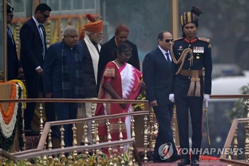 인도 공화국의 날 행사에 참석한 모디 총리(주홍 모자)와 이집트 대통령(선글라스)