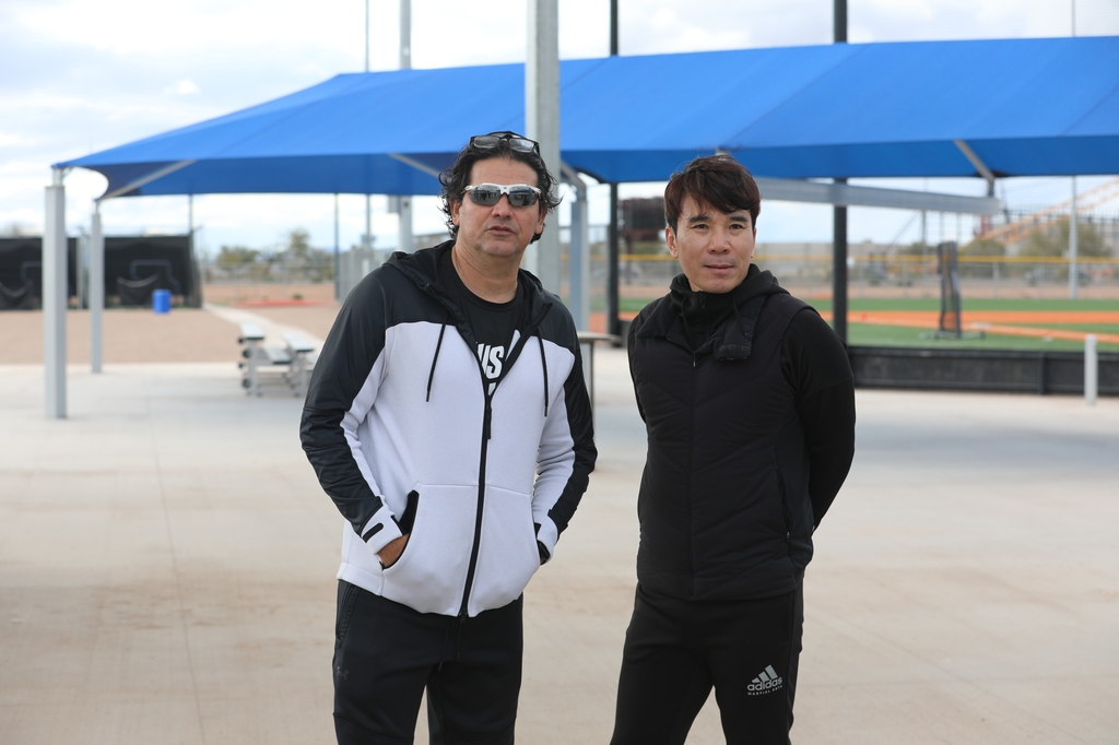 미국 애리조나 스프링캠프 훈련장을 방문한 수베로(왼쪽) 감독과 이대진 코치