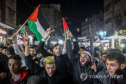 요르단강 서안의 도시 제닌 수색중 팔레스타인 주민 등 9명을 사살한 이스라엘군을 성토하는 가자지구의 시위. [AFP 연합뉴스 자료사진. 재판매 및 DB 금지] 