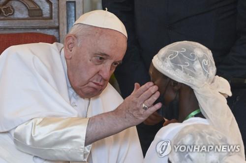 민주콩고 동부지역 피해자 위로하는 프란치스코 교황