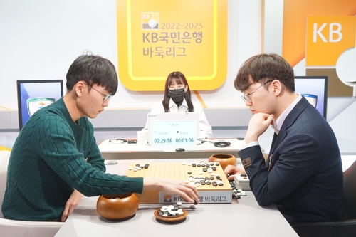 박민규(오른쪽) 8단을 상대로 36연승을 거둔 신진서 9단.