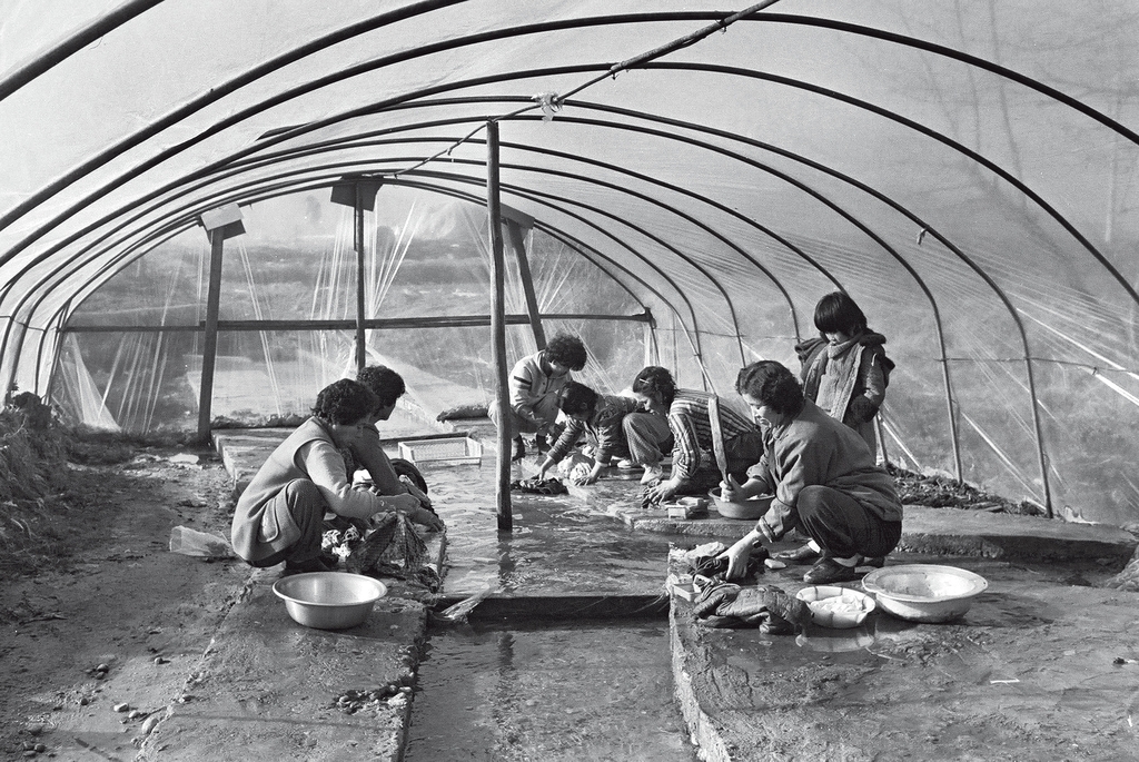 강원도 춘천시의 한 빨래터에 비닐하우스를 설치해서 한겨울 주민들의 인기를 끌었다. 1984년 [연합뉴스 자료사진]