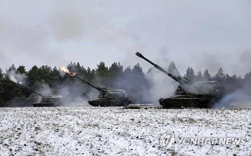 우크라 동부 도네츠크주에서 포격 가하는 러시아 포대