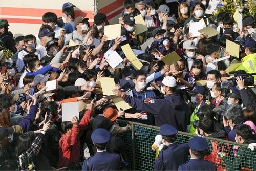 일본 야구대표 다르빗슈에게 몰려든 일본 팬들 