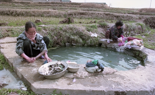 전남 담양군 수북면의 한 마을 우물에서 빨래하는 주민들. 1996년 [연합뉴스 자료사진]