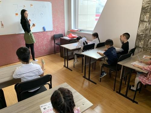 고려인 민족학교에서 한글 배우는 학생들