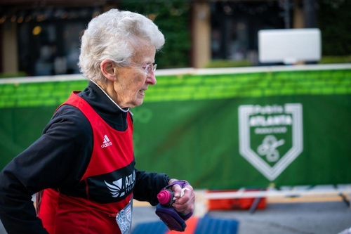5㎞ 달리기 1시간 내 완주, 98세 베티 린드버그 할머니