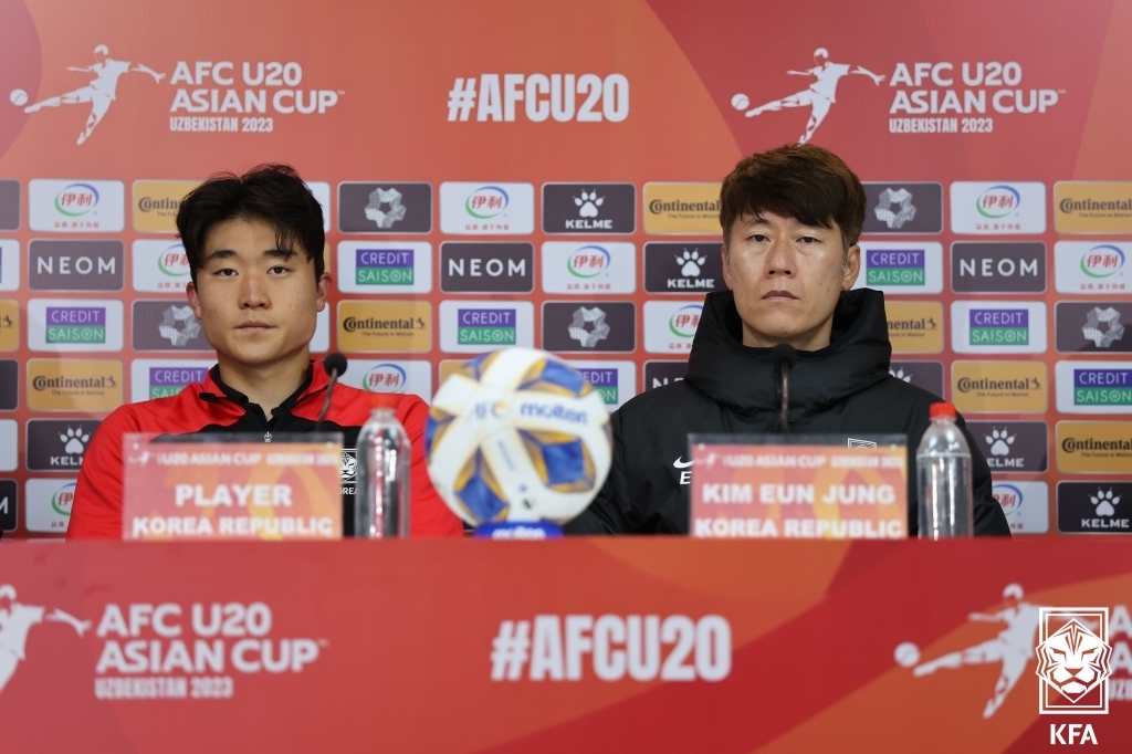 기자회견하는 김은중(오른쪽) U-20 축구 대표팀 감독과 성진영
