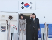 [사진톡톡] 일본 방문 출국하는 윤석열 대통령 내외