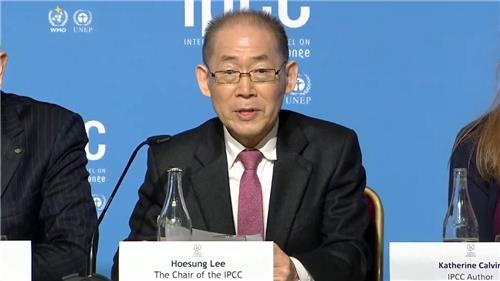 이회성 '기후변화에 관한 정부 간 협의체'(IPCC) 의장이 20일(현지시간) 스위스 인터라켄에서 열린 기자회견에서 IPCC 제6차 평가보고서 종합보고서를 설명하고 있다. [유튜브 갈무리. 재판매 및 DB 금지]