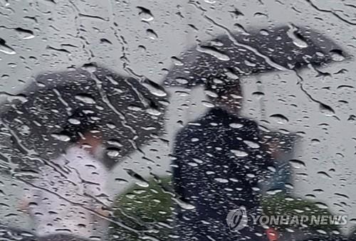 우산 쓴 시민. [연합뉴스 자료 사진]