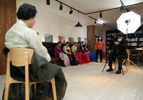  28년째 영정 촬영 봉사하는 박희진 교수