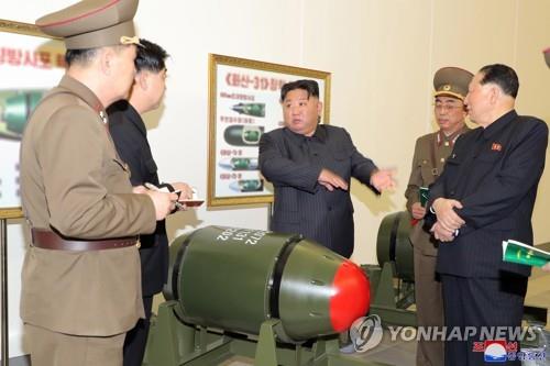 北, 전술핵탄두 '화산-31' 전격 공개…김정은 "핵무기생산 박차"