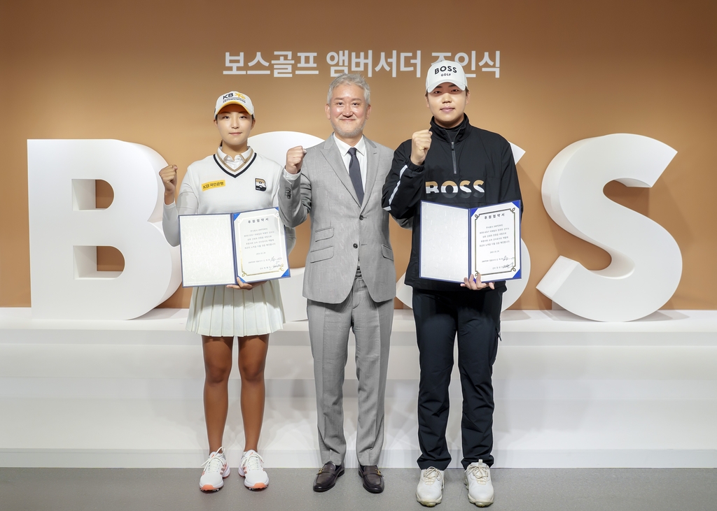 왼쪽부터 박예지, 신재호 회장, 장유빈