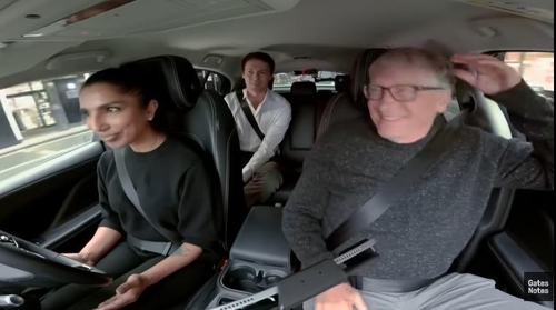 빌 게이츠(오른쪽)가 자율주행차를 시승하는 모습