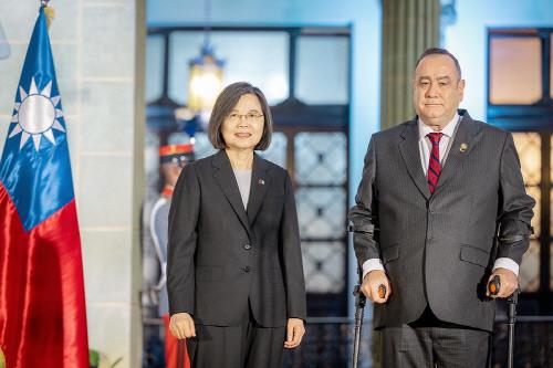 차이잉원 대만 총통. 알레한드로 잠마테이 과테말라 대통령(왼쪽부터)