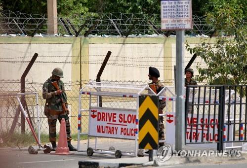 인도 '부대 내 총격 4명 살해' 군인 체포…"개인 원한 범행"