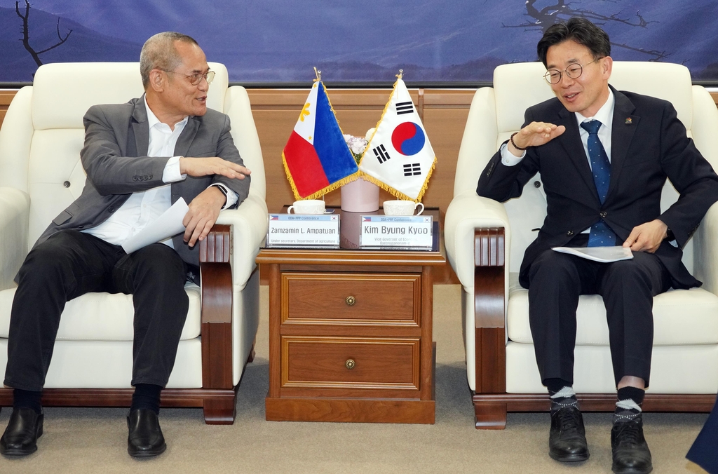 필리핀 농업부 차관과 면담하는 김병규 경제부지사(오른쪽)