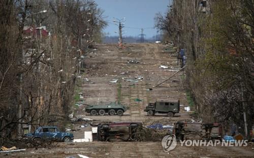 지난해 4월 폐허가 된 마리우폴의 도로