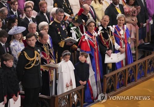 대관식에 참석한 왕실 일가와 해리 왕자(사진 왼쪽 상단)
