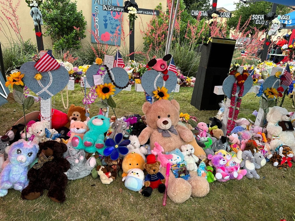 '총기난사' 텍사스 쇼핑몰 앞에 놓인 희생자 추모비