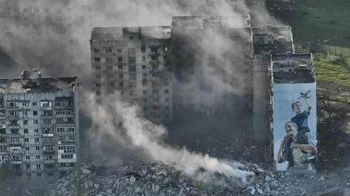 부서진 건물 위로 연기 치솟는 바흐무트