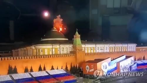 지난 2일 크렘린궁의 돔형 지붕 위에서 비행체 폭발이 일어나는 모습 