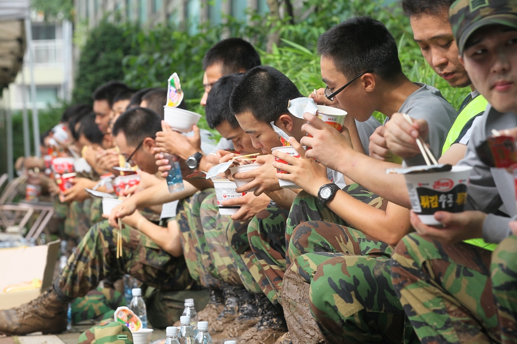 서울 서초구 수해복구 현장에서 장병들이 새참으로 라면을 먹고 있다. 2011년 [연합뉴스 자료사진]