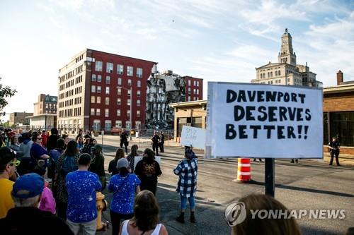 미국 아이오와주 대븐포트 아파트 붕괴 현장의 주민 시위대