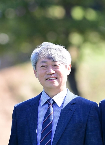 김영교 시인, 네 번째 시집 '숲이 흔들렸다 환하게' 출간