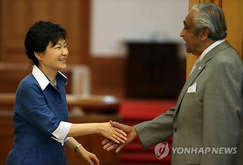 2013년 8월 청와대에서 박근혜 당시 대통령과 악수하는 찰스 랭걸 전 하원의원