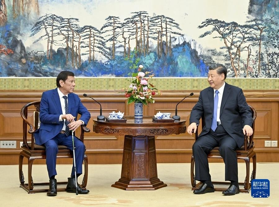 시진핑 중국 국가주석이 17일 중국 베이징에서 로드리고 두테르테 전 필리핀 대통령과 회담하는 모습. [중국 관영 통신 신화사 캡처. 재판매 및 DB 금지]