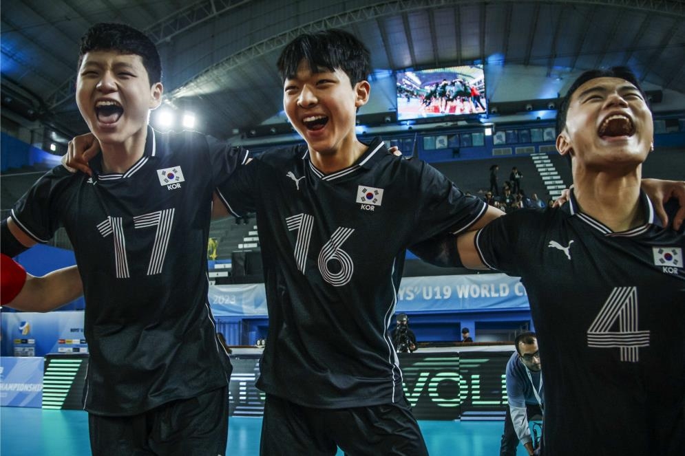 기뻐하는 한국 선수들