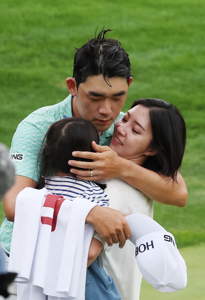 우승 직후 아내와 딸을 안아주는 김비오.