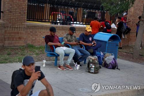 美 텍사스 국경지대에서 '성역도시' 이송 버스를 기다리는 중남미 출신 이민자들