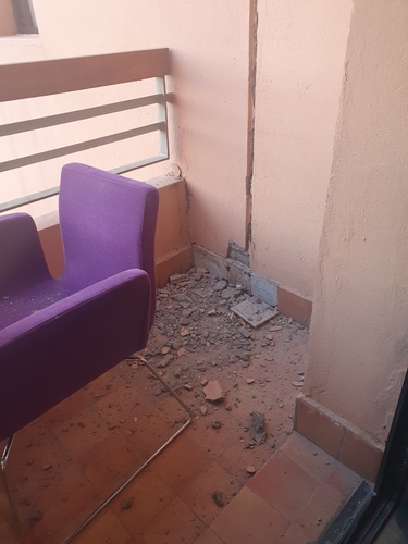 강진으로 마라케시 호텔 베란다에 떨어진 콘크리트 잔해 