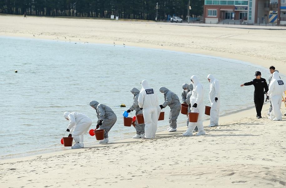 배 연료유 유출 땐 이렇게…영덕군·울진해경 합동 방제 훈련 | 연합뉴스