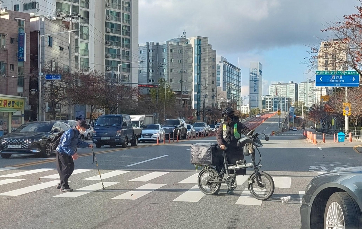 서울 영등포구 도림고가차로 앞 횡단보도를 지키고 있는 배달 기사