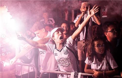 Fans cheering for Santos FC
