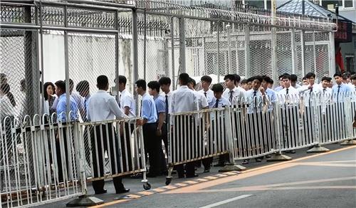 9·9절 기념행사 참석 위해 선양 북한 총영사관 들어가는 북한인들