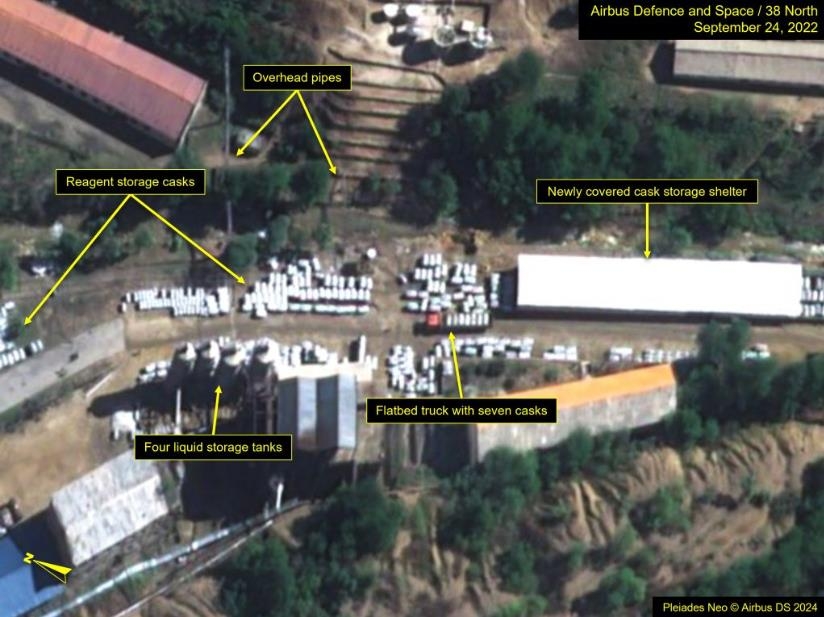북한 운하공장에 신축된 저장고 및 단지 내 적재된 저장통