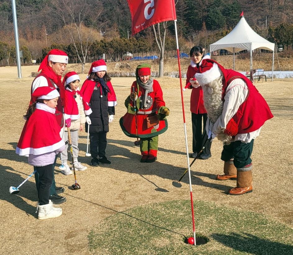 Santa and elves, a round of golf with Hwacheon-gun children